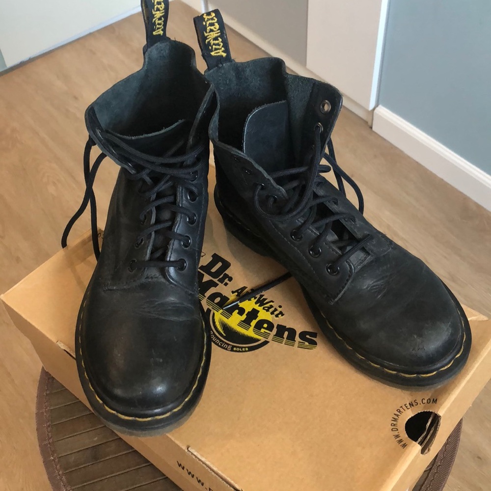 Dr. Martens original 8-eye boots for woman